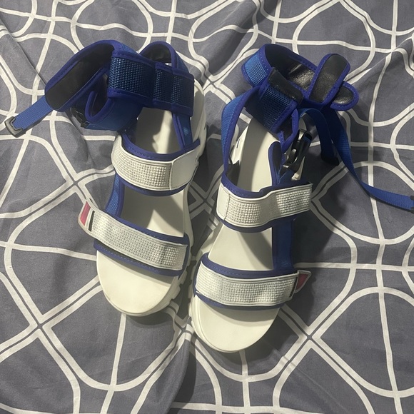 Can be paired with any other heels at 20$ and get free shipping - Picture 2 of 3